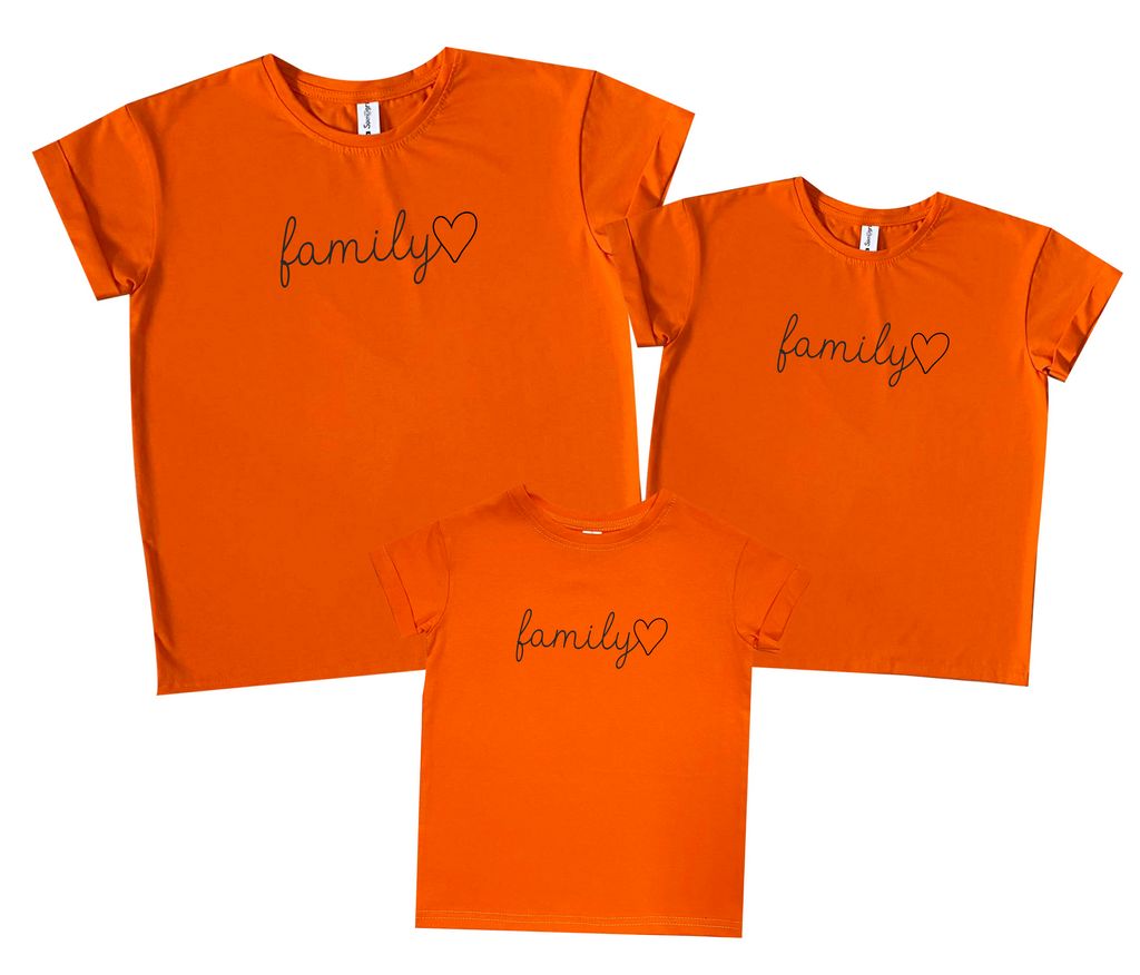 Комплект семейных футболок  "Familly сердечко в одну строку" от магазина Спиногрыз